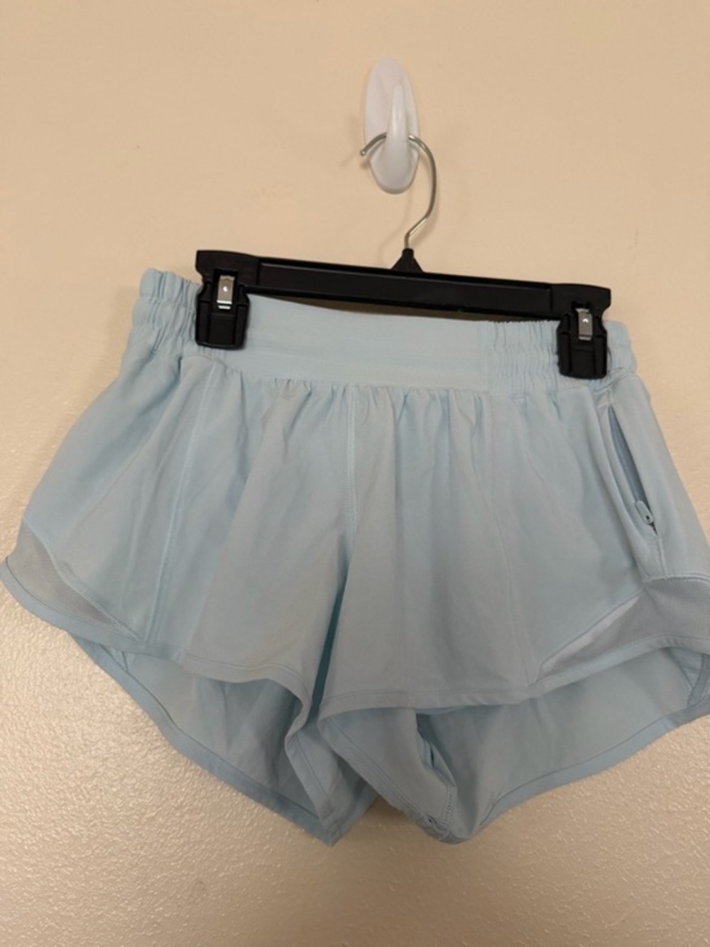 Lululemon Hotty Hot Low-Rise Lined Short 2.5 size 4 powder blue
